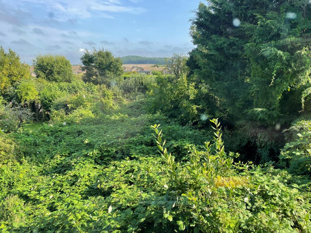 Lot: 99 - HOUSE ARRANGED AS TWO FLATS WITH LARGE GARDENS - View form first floor of garden and Downs